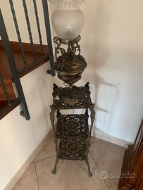 Lampada più tavolino più un  tavolino