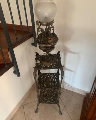 Lampada più tavolino più un  tavolino