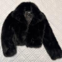 Giacca corta in eco-pelliccia nera Zara