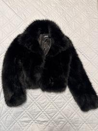 Giacca corta in eco-pelliccia nera Zara