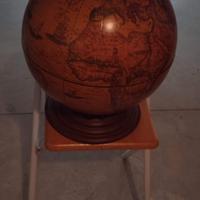 mappamondo porta bottiglie in legno e plastica