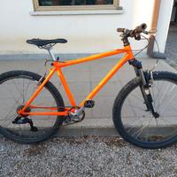 Bicicletta Mountainbike 26 sospensioni Rockshox