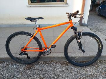 Bicicletta Mountainbike 26 sospensioni Rockshox