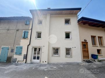 CASA SEMINDIPENDENTE A CAPRINO VERONESE