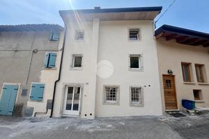 CASA SEMINDIPENDENTE A CAPRINO VERONESE