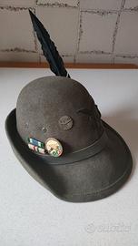 CAPPELLO ALPINO orginale 1993 con medaglie, ecc