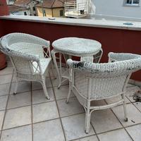 Tavolo e poltrone in vimini bianco