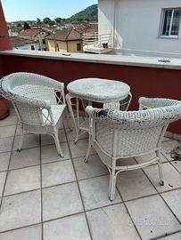 Tavolo e poltrone in vimini bianco