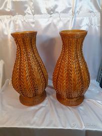 Due vasi gemelli di vimini provenienti dalla cina,