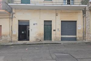 Locale Commerciale con piccolo giardino