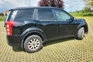 Mahindra XUV 500 AWD W8