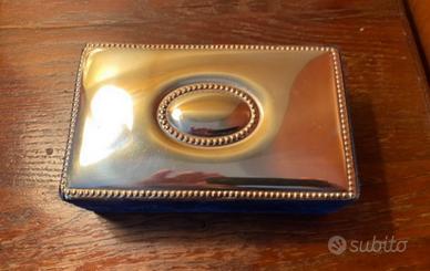 Scatola in argento e velluto