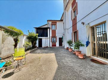 Indipendente 4 camere, garage, cortile