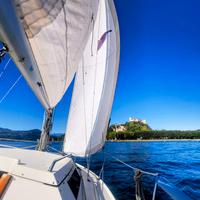 Giro in barca a vela sul lago Maggiore