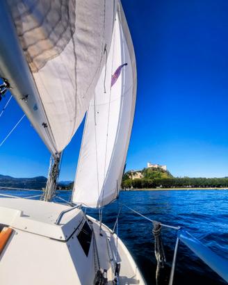 Giro in barca a vela sul lago Maggiore