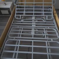 letto motorizzato ad uso ospedaliero con materasso