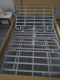 letto motorizzato ad uso ospedaliero con materasso