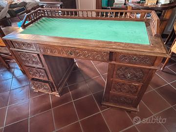 Antica scrivania in legno con poltrona