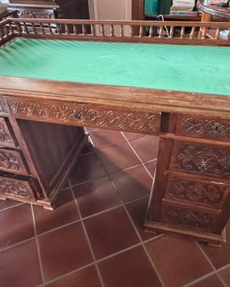 Antica scrivania in legno con poltrona