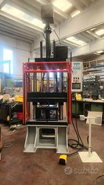 Pressa per piantaggi