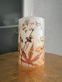 Candela con fiori essicati fatta a mano