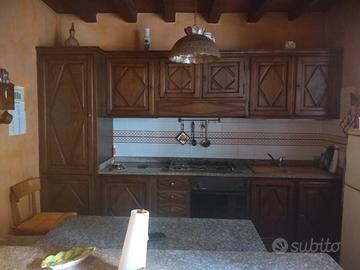 Cucina classica in noce con top in granito