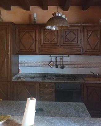 Cucina classica in noce con top in granito
