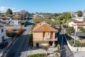 Pagliare Casa Singola con corte esterna