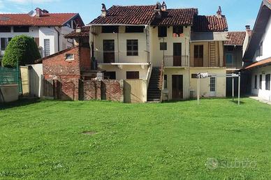 Rustico / Casale di 255 m² con più di 5 locali a G