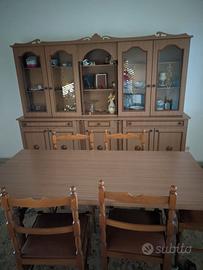 Credenza con tavolo e sedie
