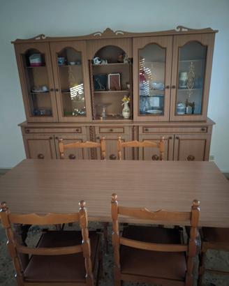 Credenza con tavolo e sedie