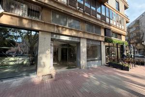 Locale commerciale bilivelli con garage
