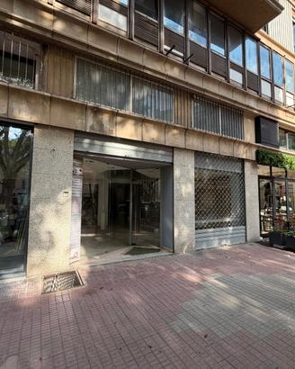 Locale commerciale bilivelli con garage