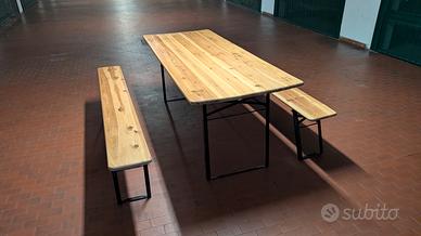 Tavolo in legno con panchine