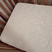 Lettino con sbarre in legno