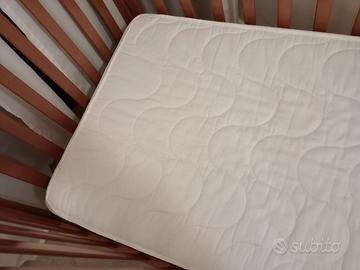 Lettino con sbarre in legno