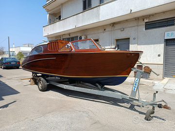 Barca epoca in mogano