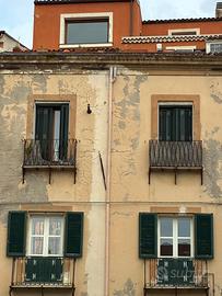 Piazza Tola trivano ristrutturato