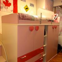 Cameretta per bambini rosa con cuori