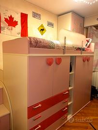 Cameretta per bambini rosa con cuori