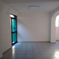 Locale con bagno e tre vetrine a urbisaglia