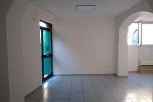 Locale con bagno e tre vetrine a urbisaglia