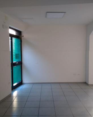 Locale con bagno e tre vetrine a urbisaglia