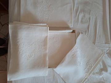 Asciugamani in lino antichi ricamati a mano