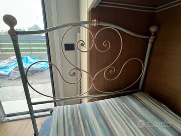 Letto singolo in ferro battuto con materasso