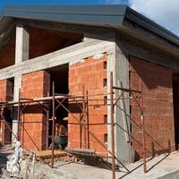 Villa accorpata in costruzione con spazio esterno