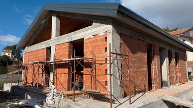 Villa accorpata in costruzione con spazio esterno