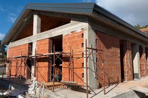 Villa accorpata in costruzione con spazio esterno