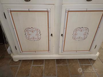 credenza legno massello e ceramiche dipinte 