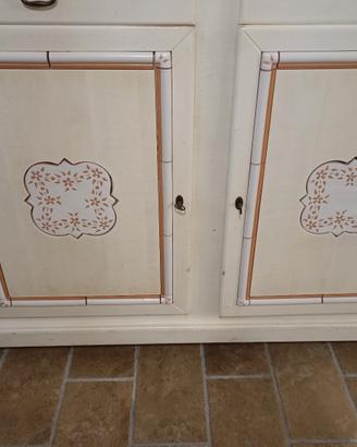 credenza legno massello e ceramiche dipinte 